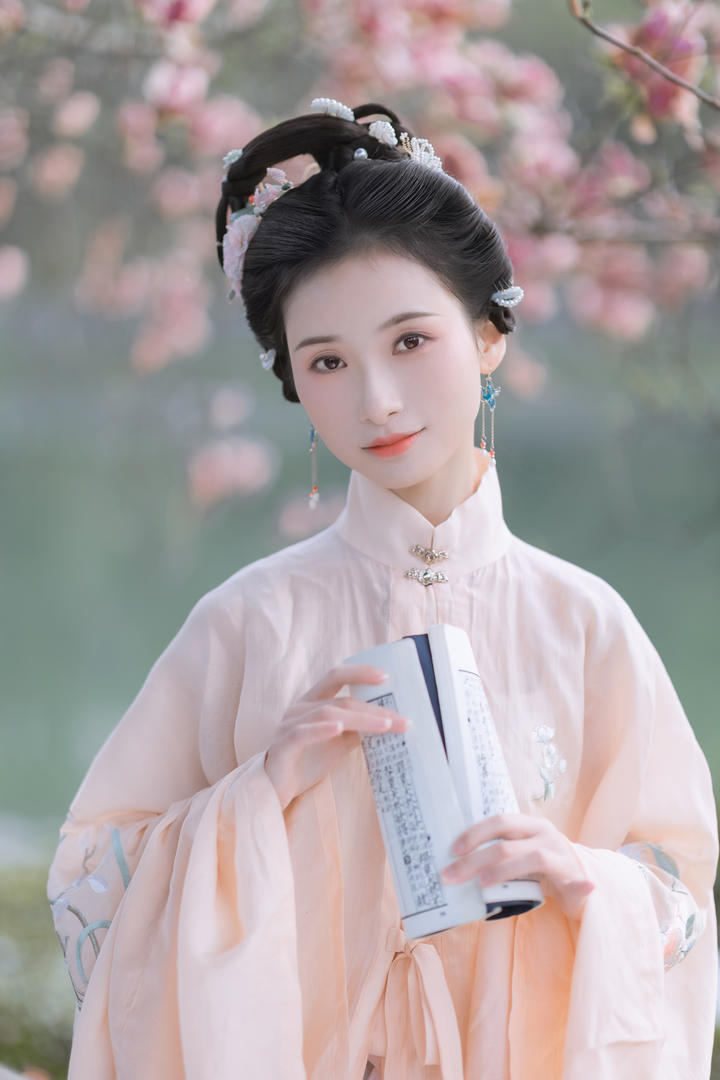 温柔恬静的古装淑女艺术照写真图片