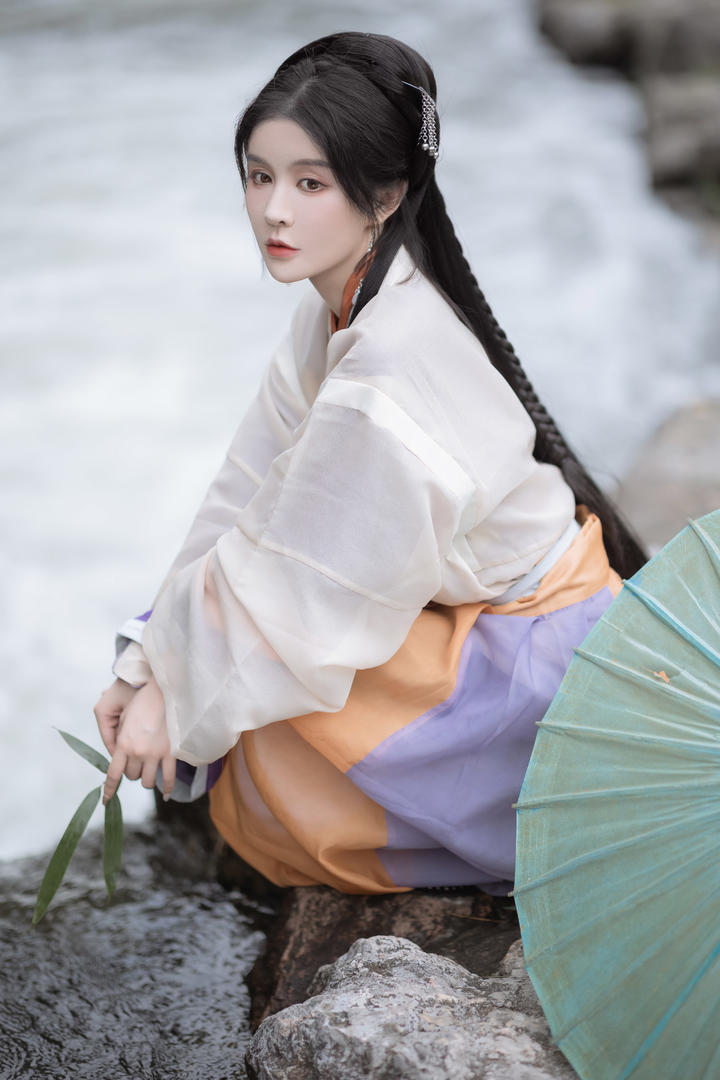小溪边的恬静气质古装美女古风壁纸图片大全