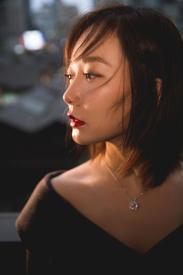 性感纯欲风女明星王珞丹侧脸写真图片