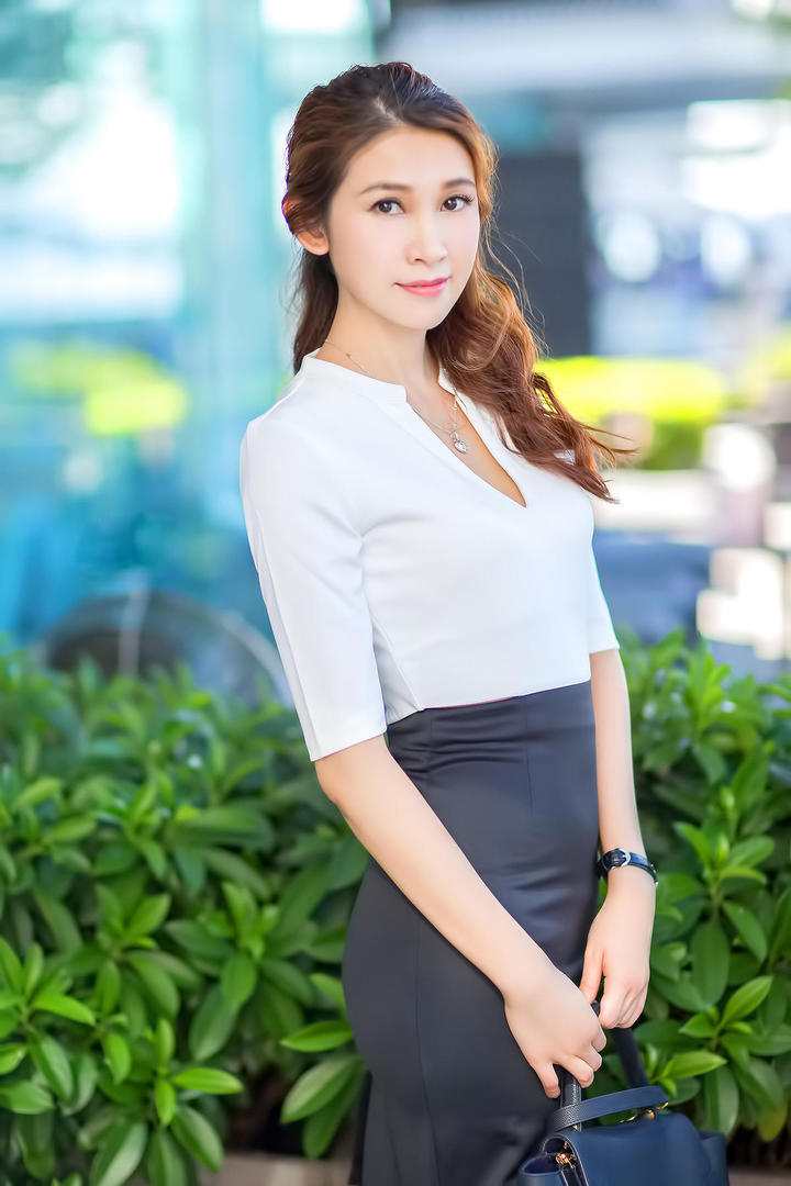 穿制服的极品美女老师高清大图