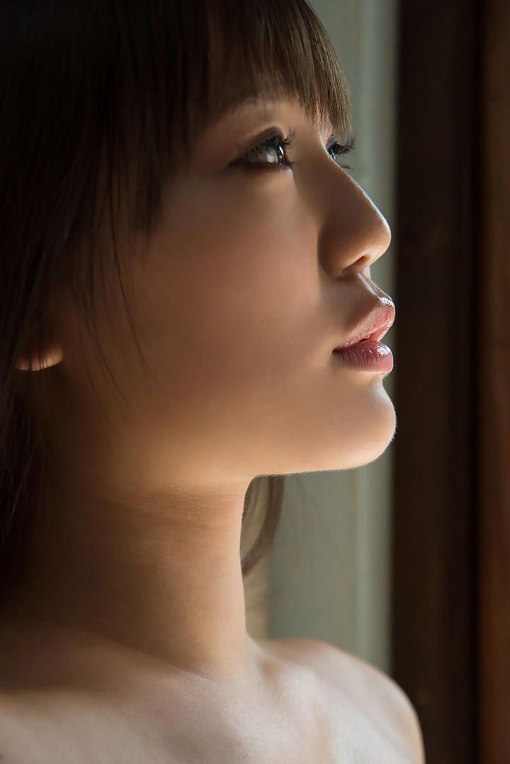 高清日本漂亮美女侧脸特写图片