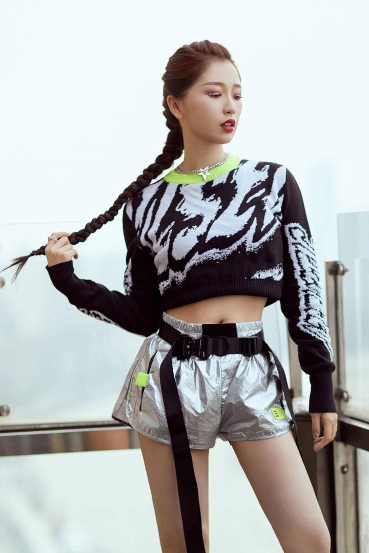 扯着辫子的性感美腿美女虞书欣