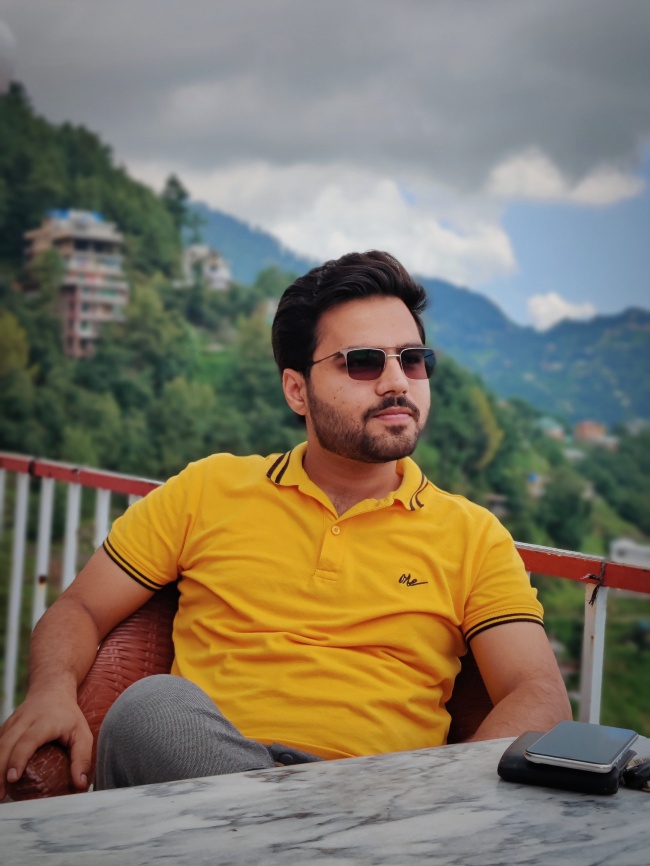 黄色POLO衫墨镜帅哥图片