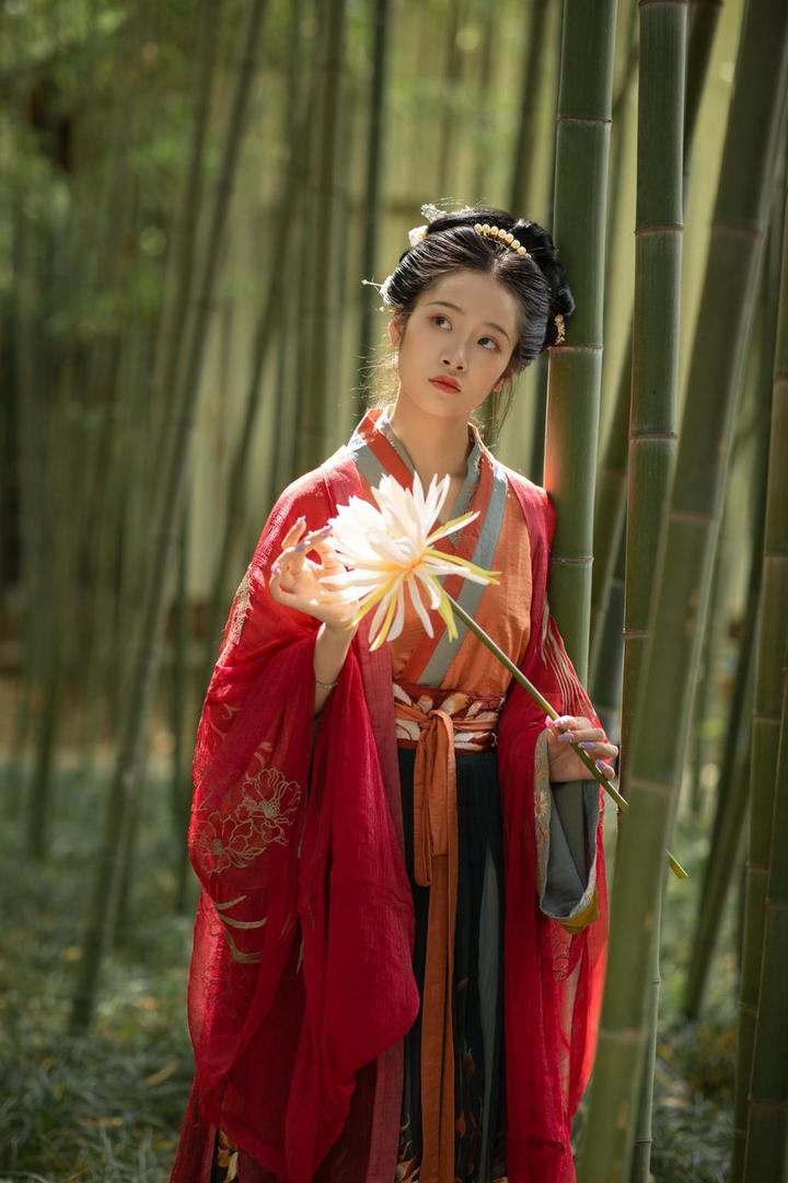 竹林里的古装美女艺术写真图片
