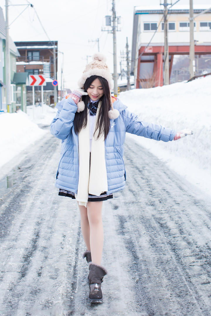 走在雪中的清纯美女图片