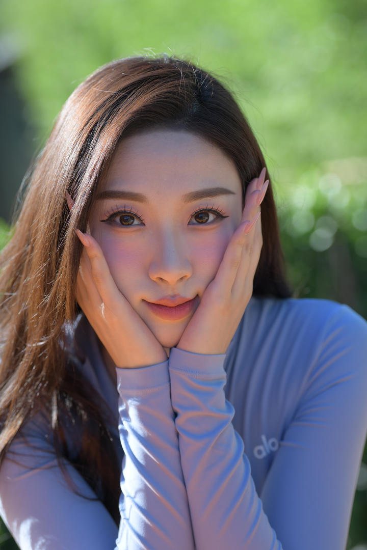 捂着脸的大眼睛美女连体紧身服写真图片
