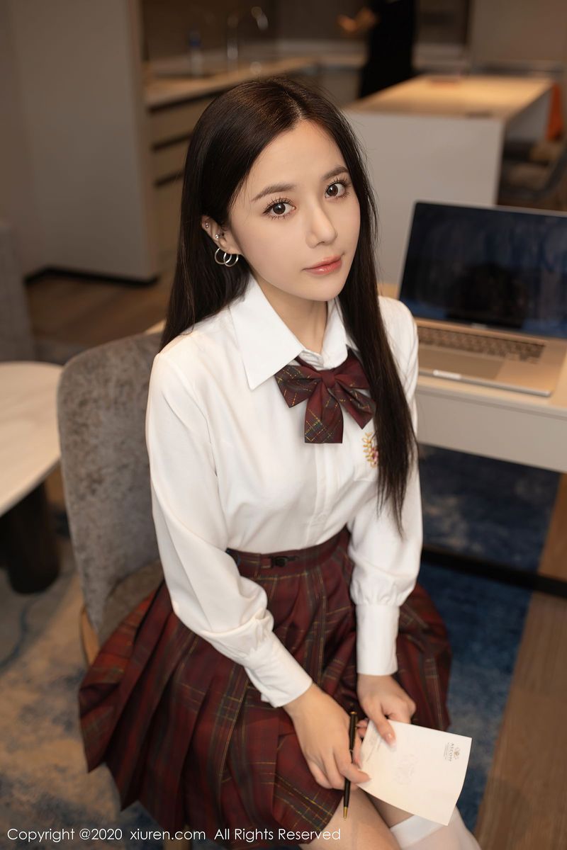秀人网性感女神鱼子酱Fish丝袜美腿&内衣诱惑JK制服系列写真