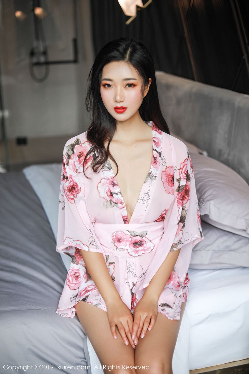 秀人网女神模特宋七七Kiki性感和服白皙美胸大尺度写真