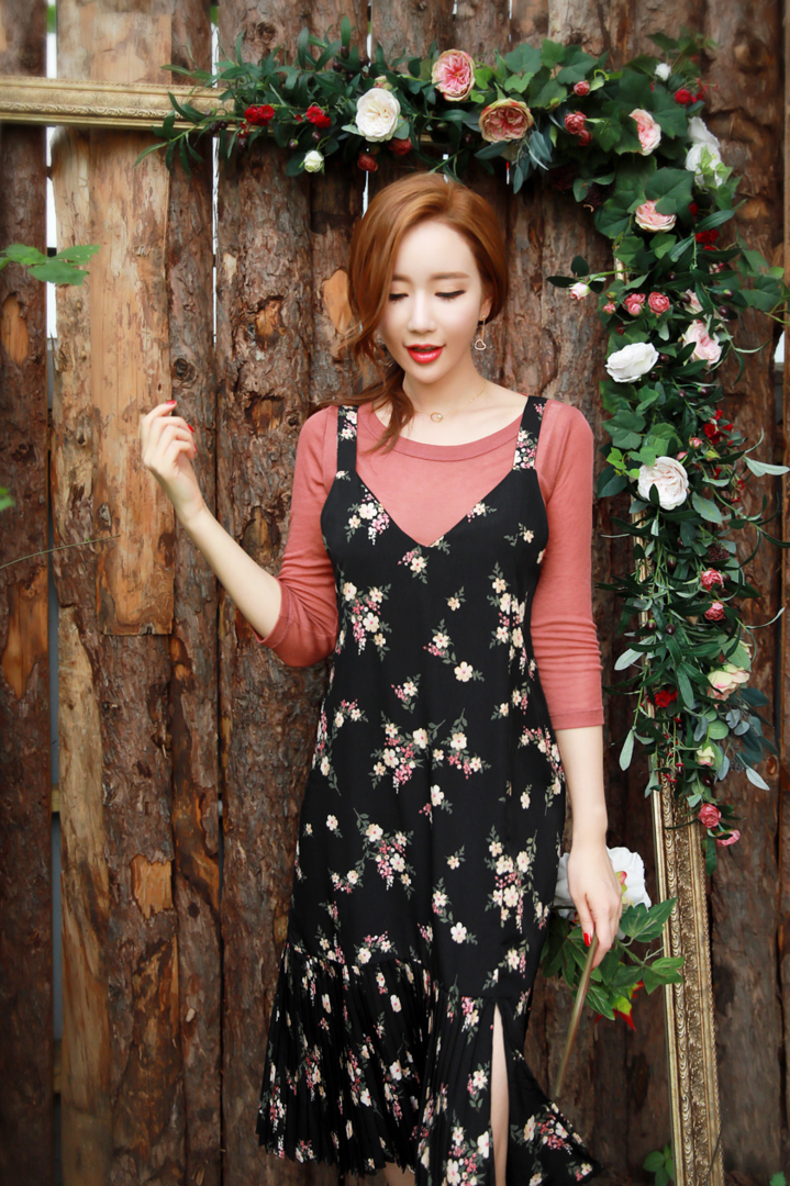 靠在木门边的清纯韩国美女李妍静图片