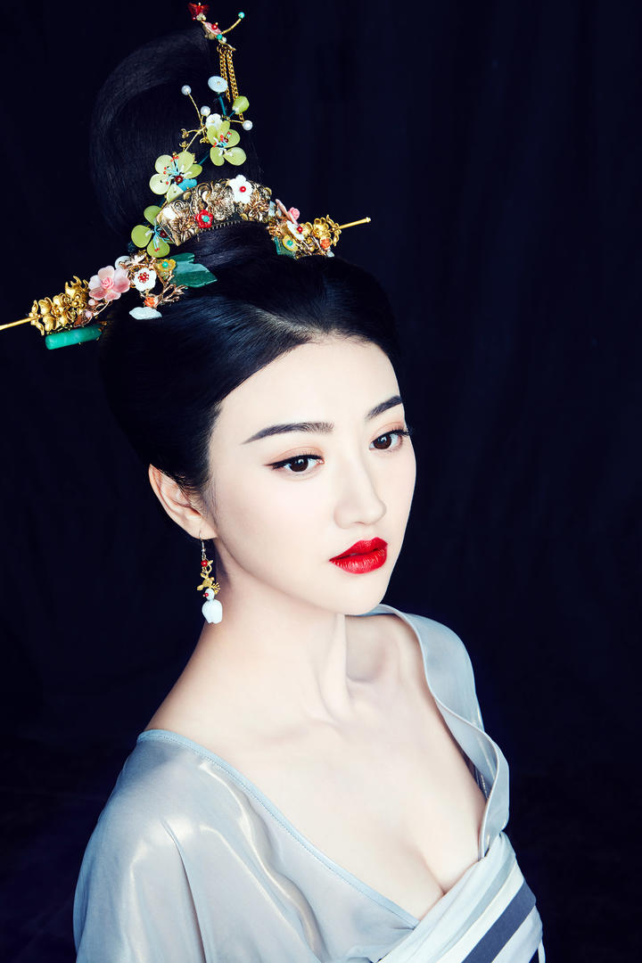 中国高颜值美女明星景甜古装艺术照图片下载