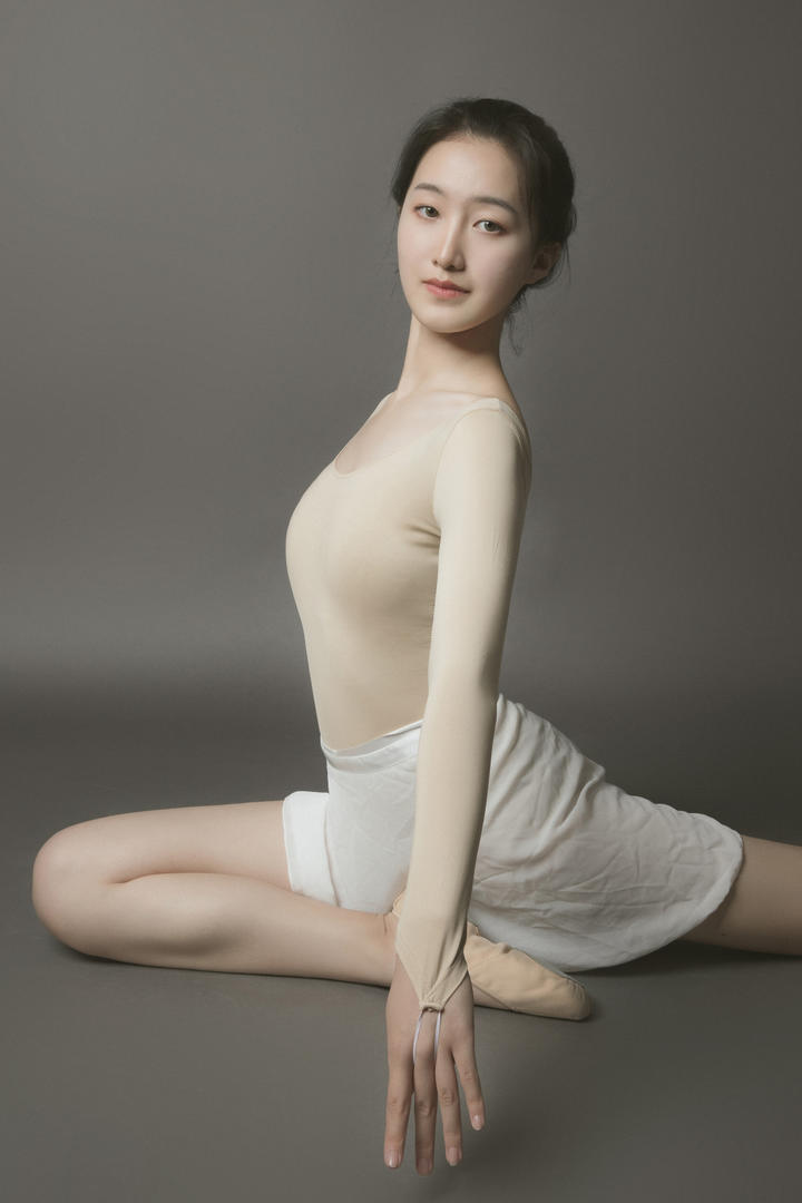 跳现代舞蹈女生人体艺术写真图片大全