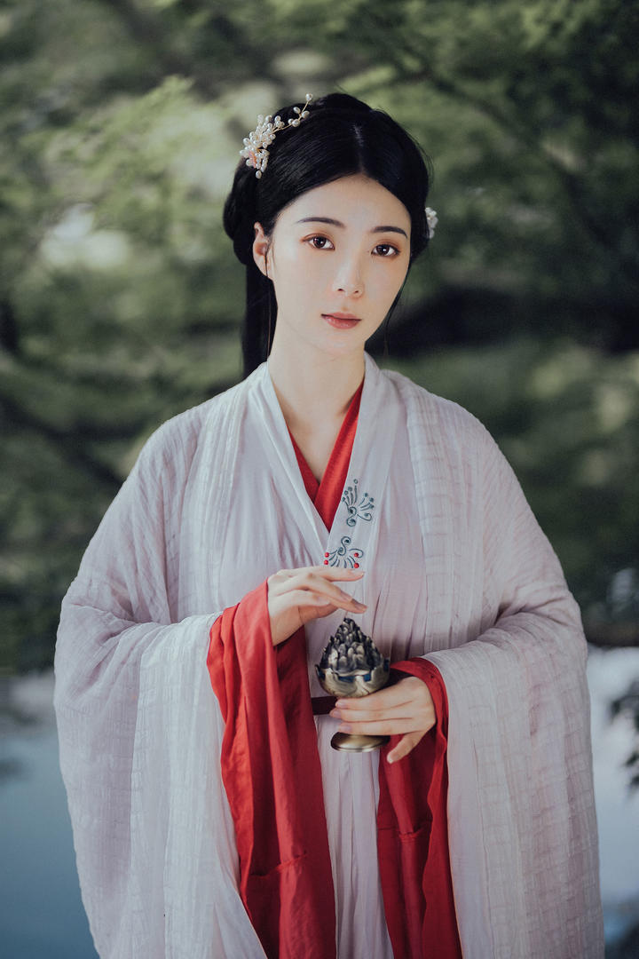 手捧香炉的唯美古风汉服美女艺术写真图片