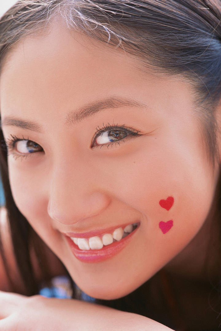 笑容甜蜜的日本可爱女孩特写图片