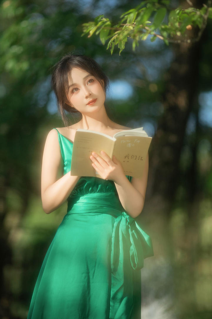 亚洲气质美女看书图片