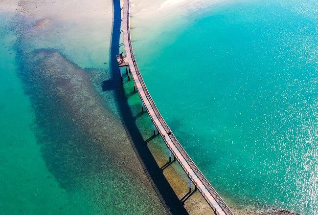 蓝色大海跨海大桥图片
