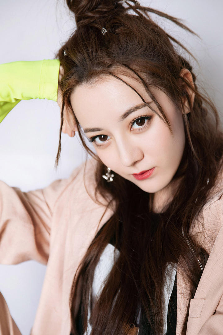 大眼睛美女迪丽热巴图片