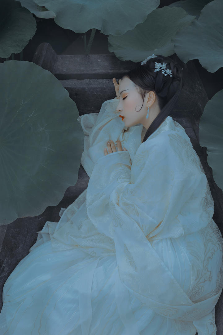躺在荷花池的高清古装汉服美女图片