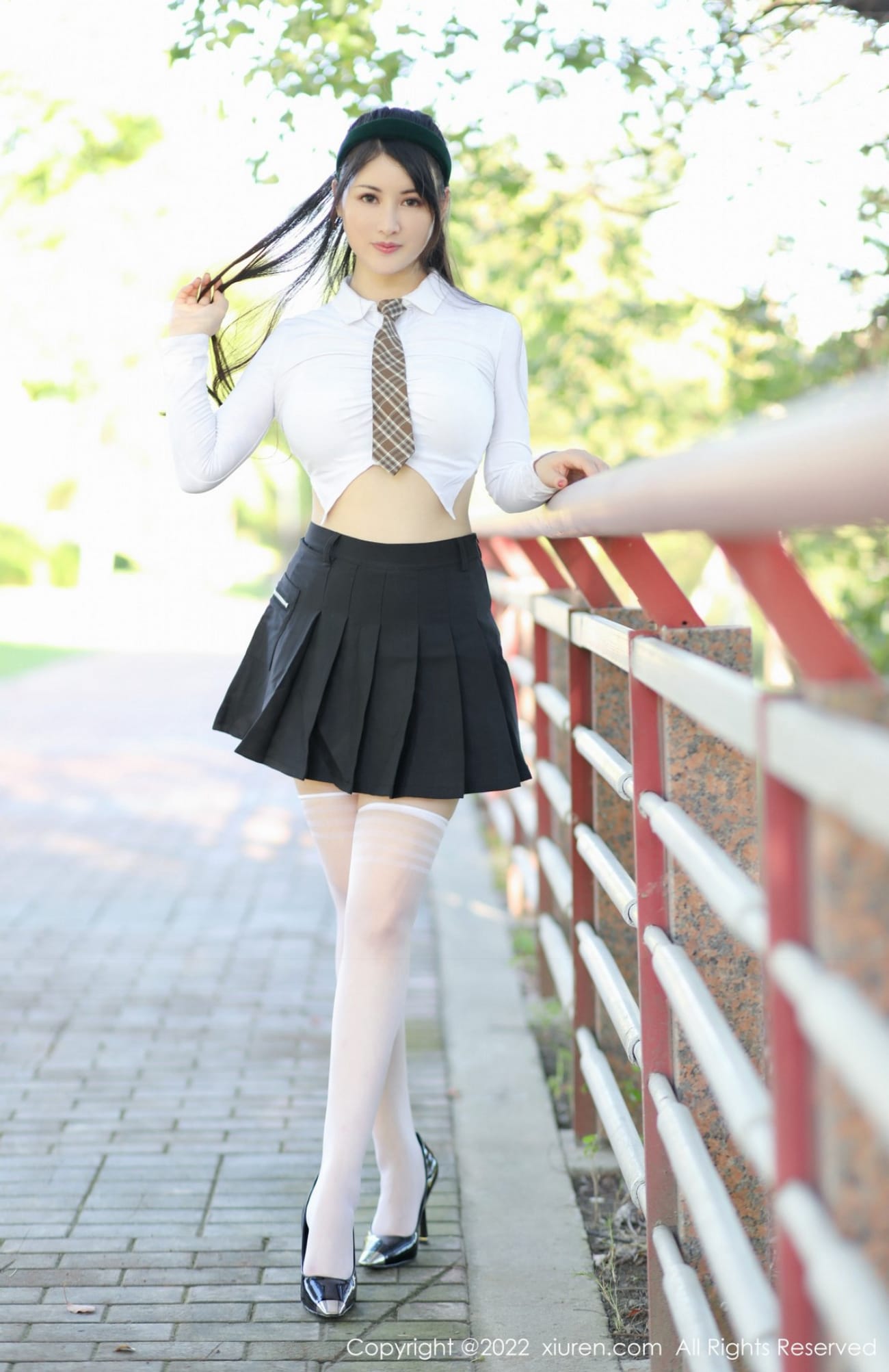秀人网美女模特陈诗诗kiki白色短款上衣搭配丝袜性感写真