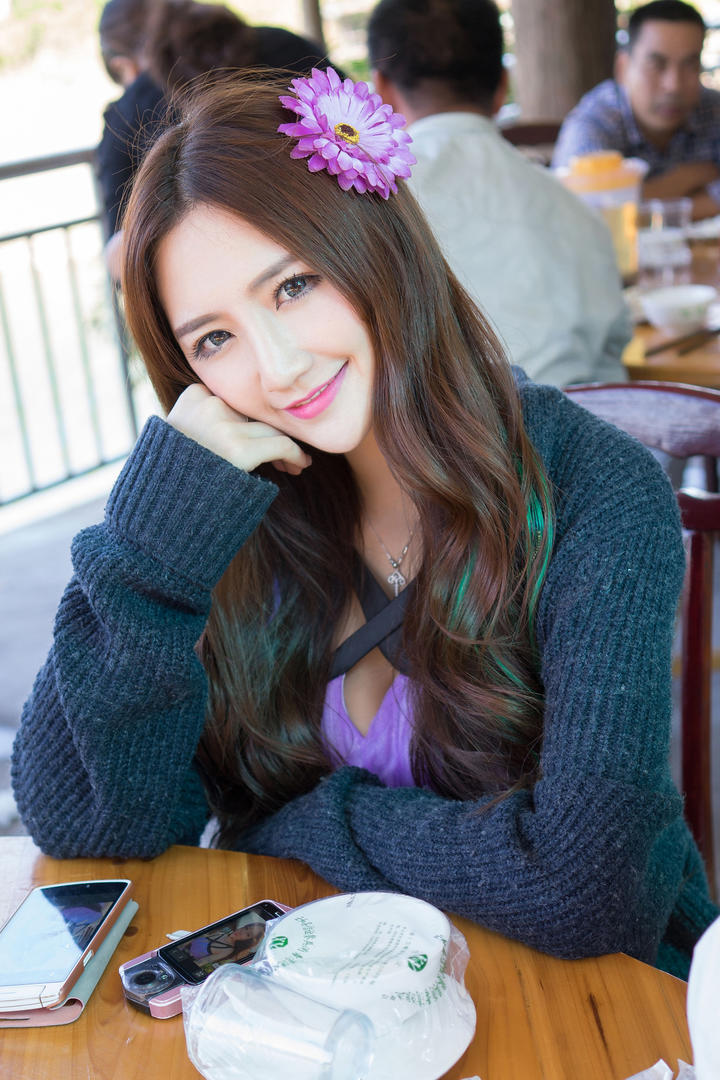 清纯网红美女主播王明明餐厅写真图片