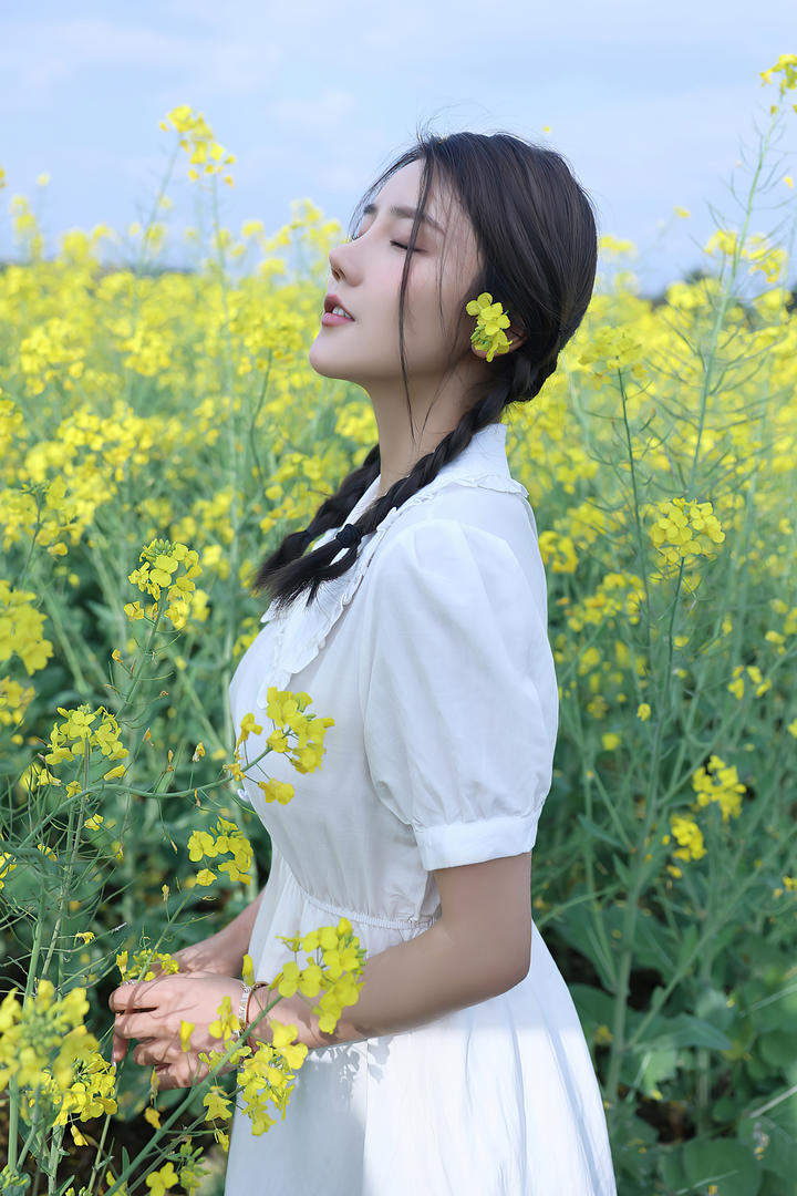 仙气飘飘女生头像夏西油菜花丛里的清纯美女写真图片