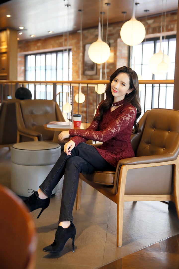 坐在椅子上的韩国美女李妍静图片