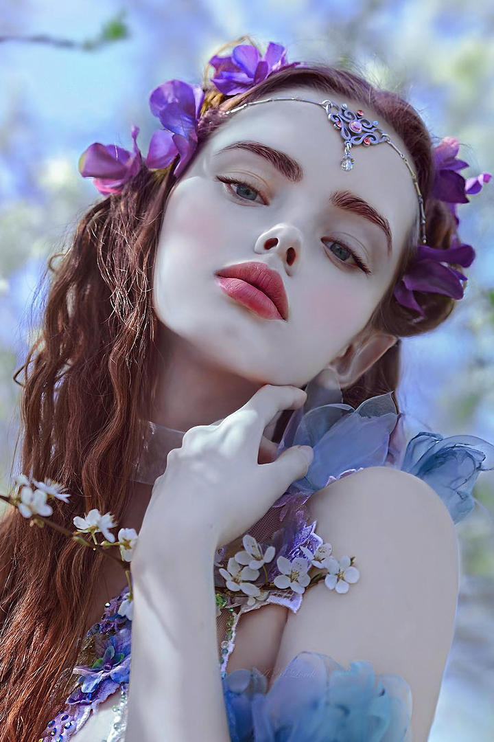 戴着花环的国外清纯甜美少女艺术人像摄影图片