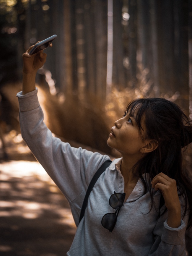 背包旅行自拍美女图片