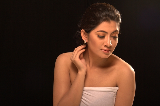 裹着白色浴巾的性感美女图片