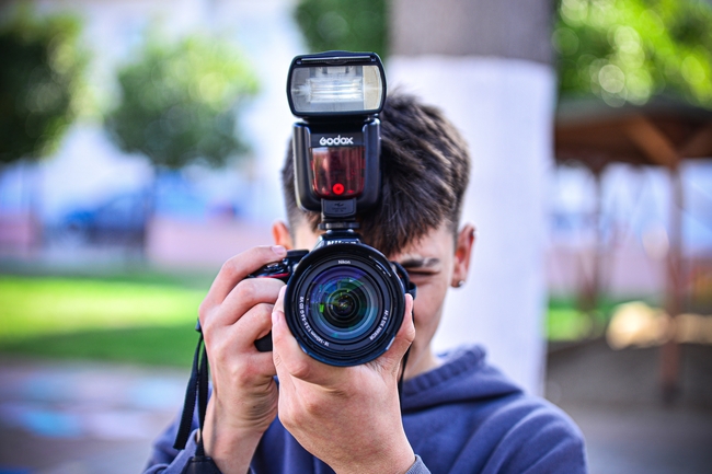 手持摄像机的摄影师帅哥图片