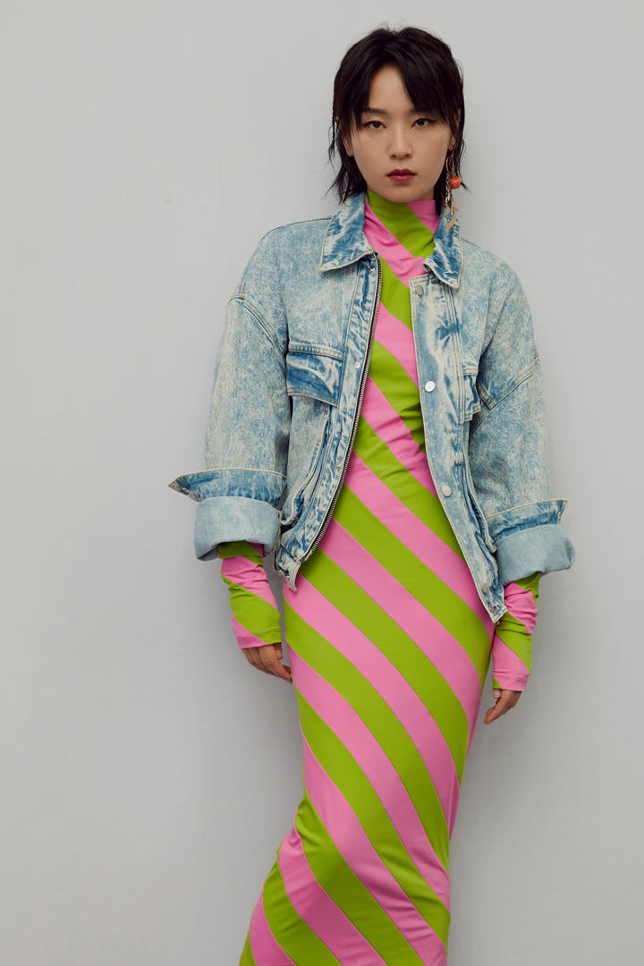 穿着牛仔衣的气质女星周笔畅