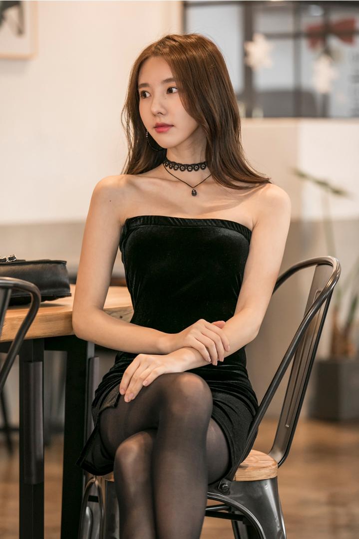 坐在椅子上的韩国性感美女金孝轩图片