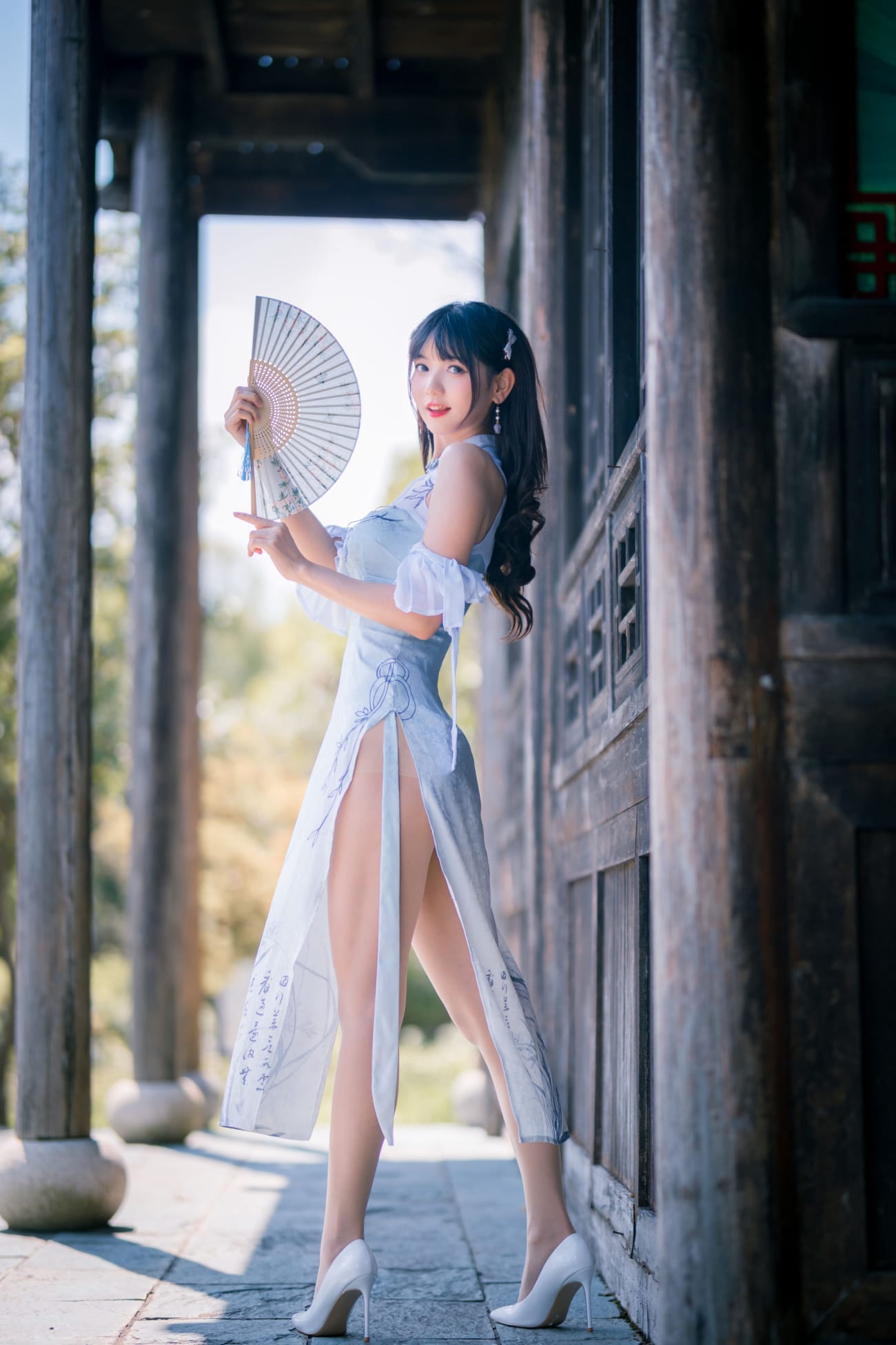 可爱妹子陆卿卿kyokyo蓝色旗袍肉色丝袜系列户外写真