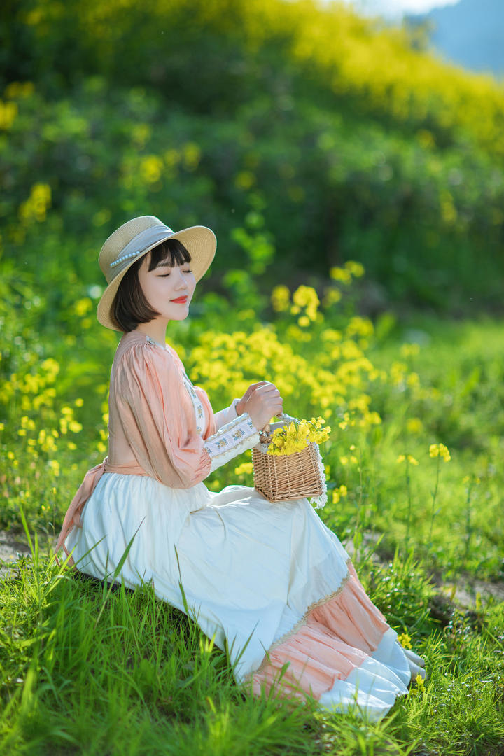 油菜花田里的清纯气质名媛高清写真图片