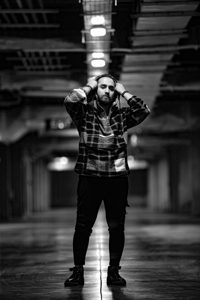 地下停车场帅哥黑白写真图片