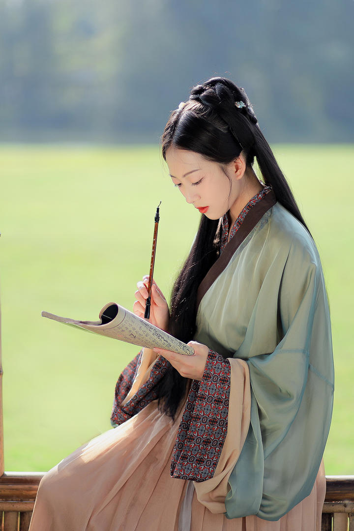 写毛笔字的唯美汉服古装美女艺术照欣赏