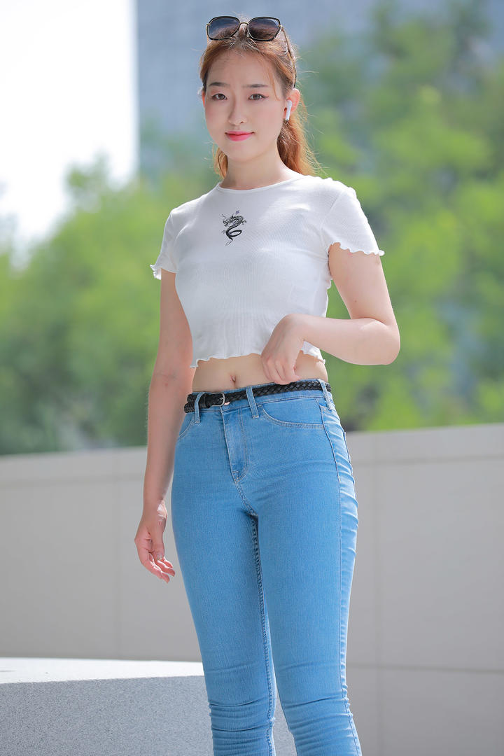 形象气质俱佳的紧身牛仔裤美女街拍美女壁纸图片大全