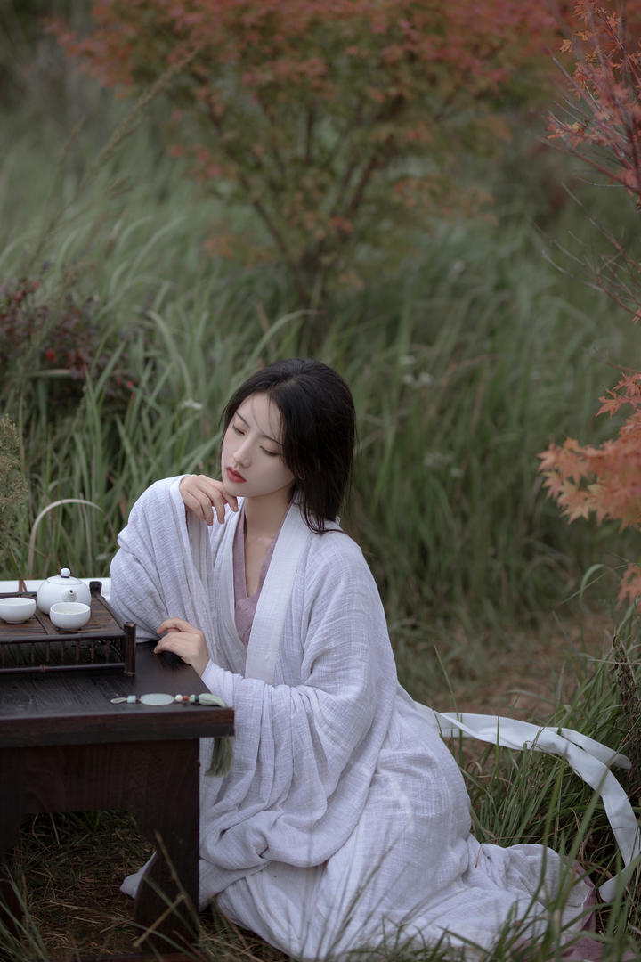 户外品茶的白衣汉服美女唯美艺术照图片