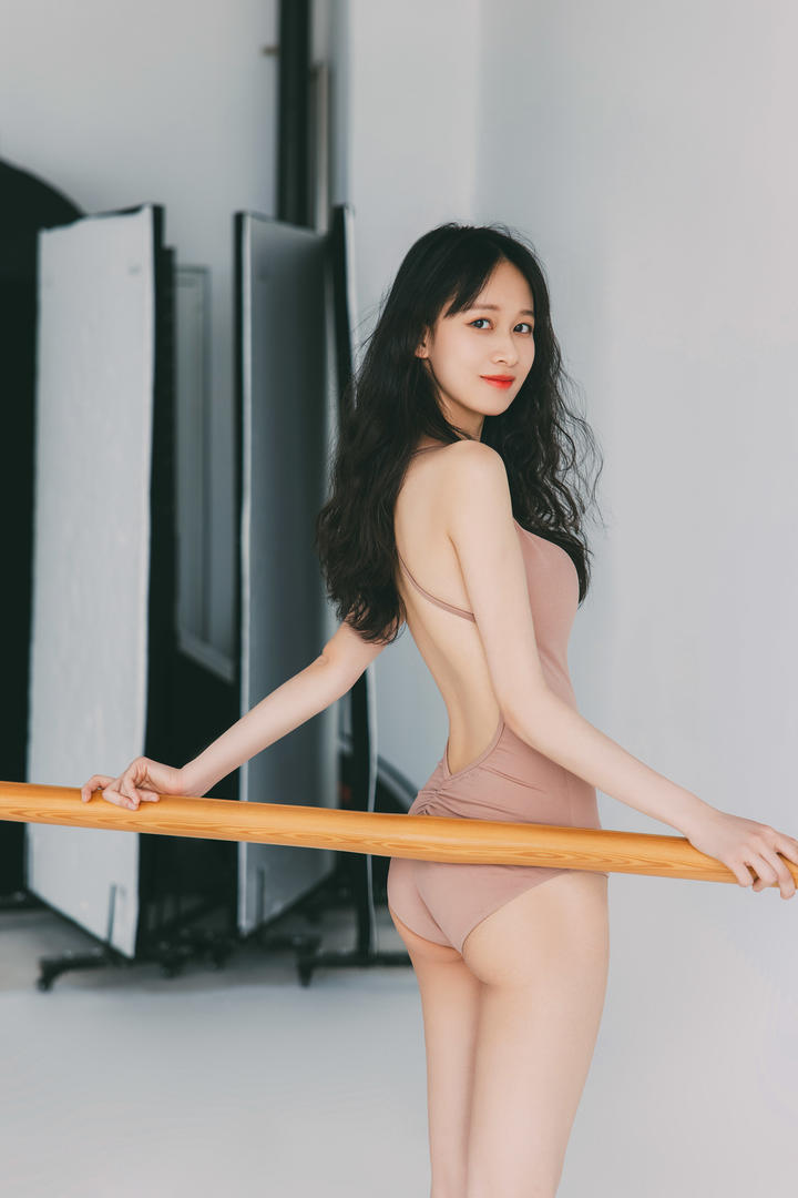 翘臀美女校花练舞黎黎gogo人体艺术写真图片
