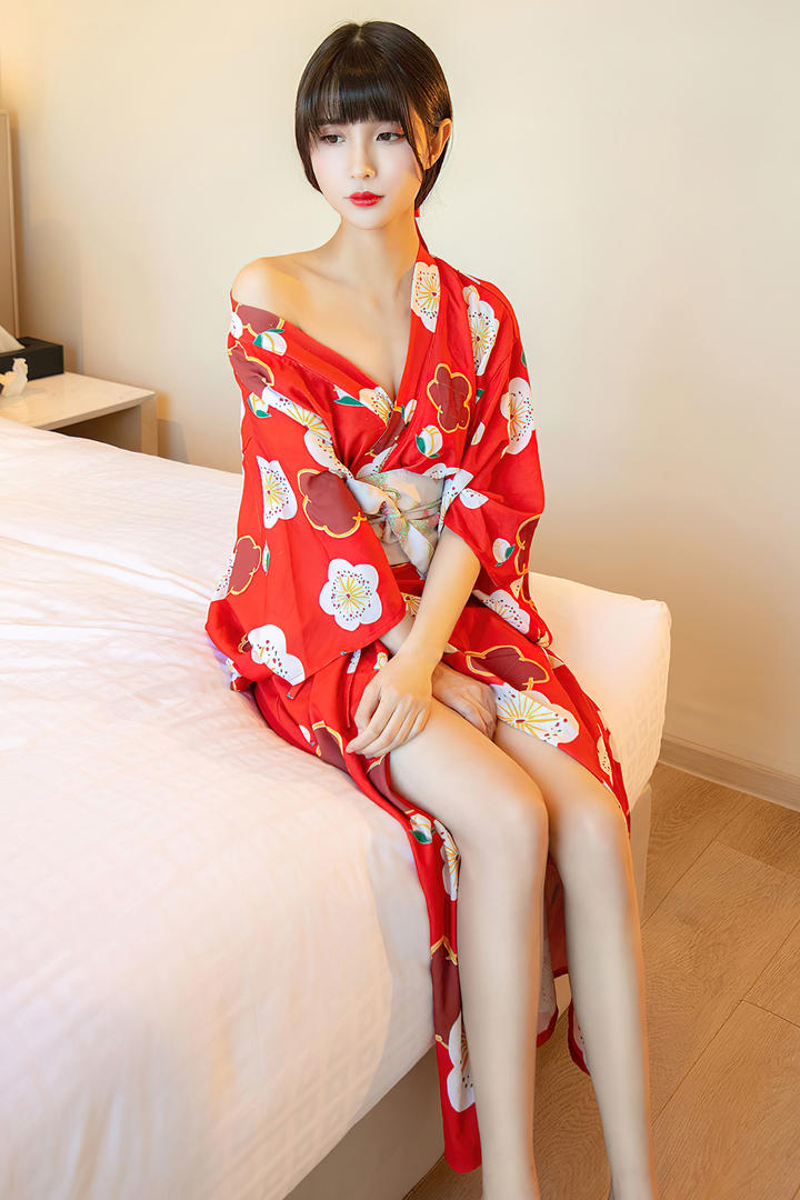 穿和服的日本长腿美女主播性感艺术照图片