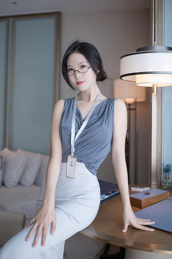 身材超棒的尤果网美女白领利世办公室性感写真套图