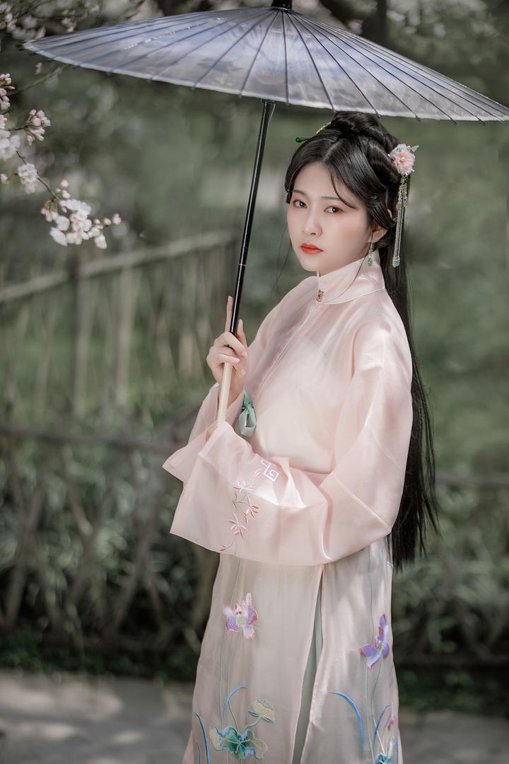 撑着伞的清纯唯美古风古装美女壁纸写真图片