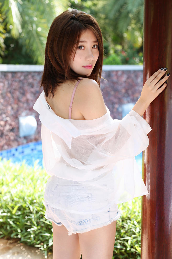 柱子边的性感露肩美女写真