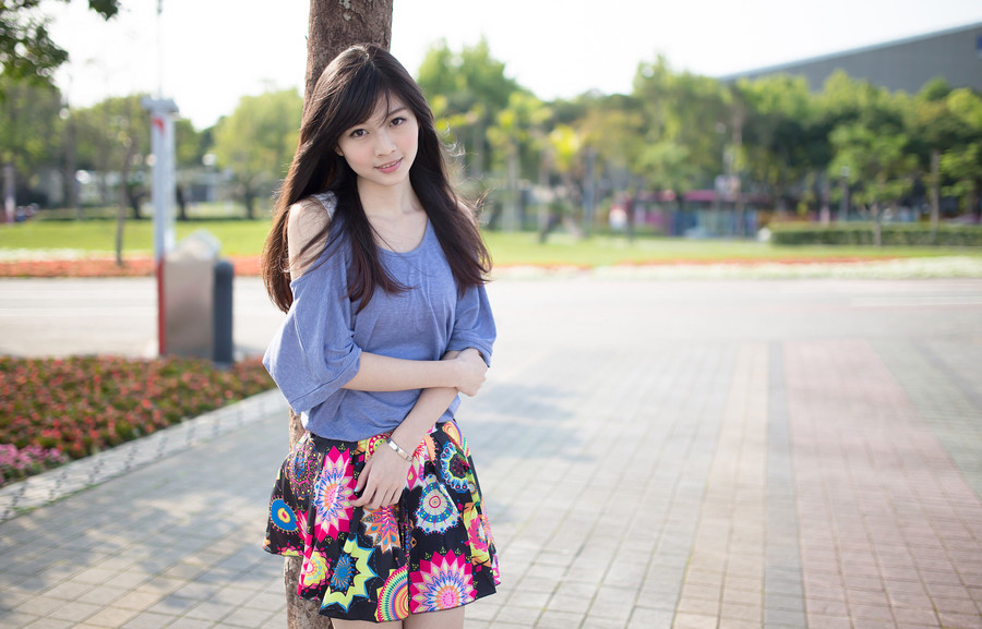 90后美女清纯迷人户外写真