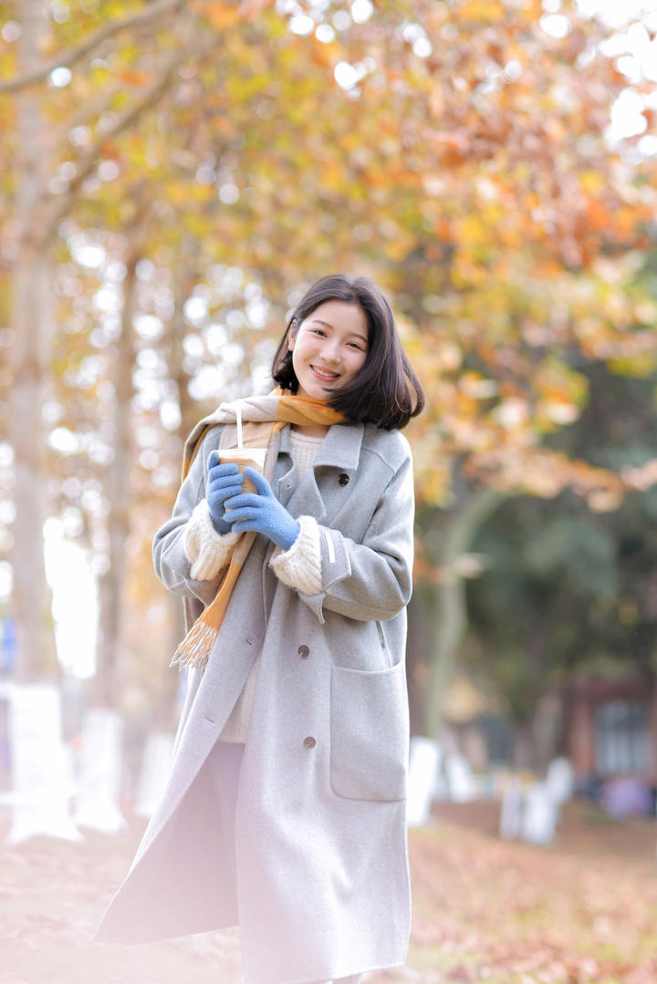秋天的第一杯奶茶韩系女生秋日写真图片