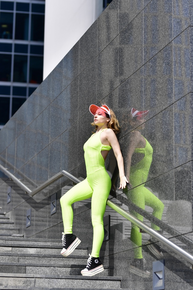 荧光绿紧身服性感美女图片