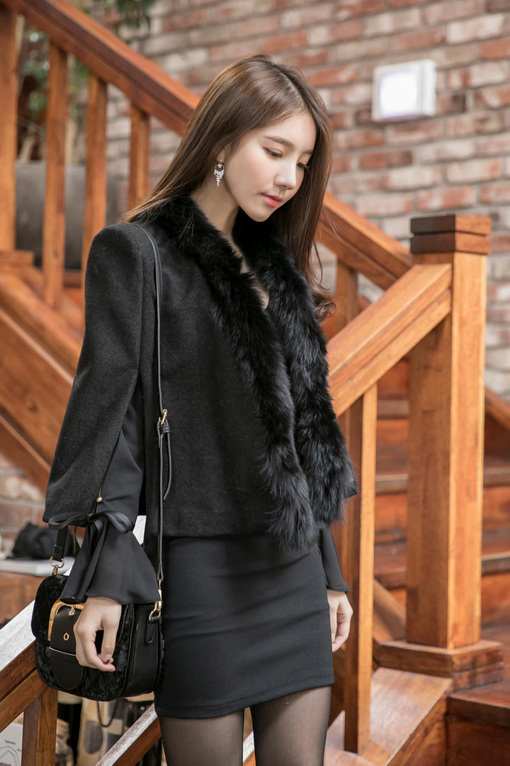 穿着黑色性感超短裙的时尚韩国美女明星金孝轩写真