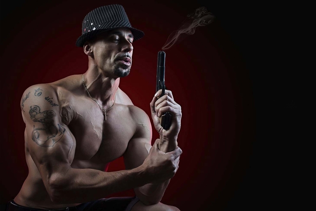 欧美肌肉男帅哥持枪图片