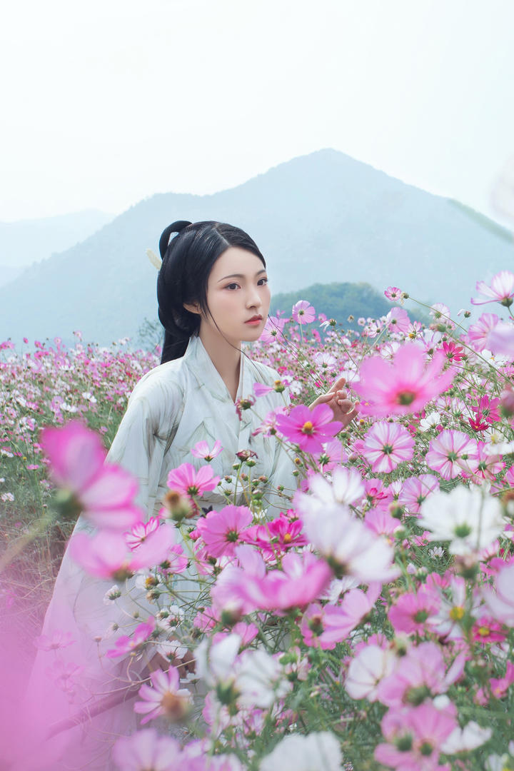 一身素衣的古装汉服美女赏花图片