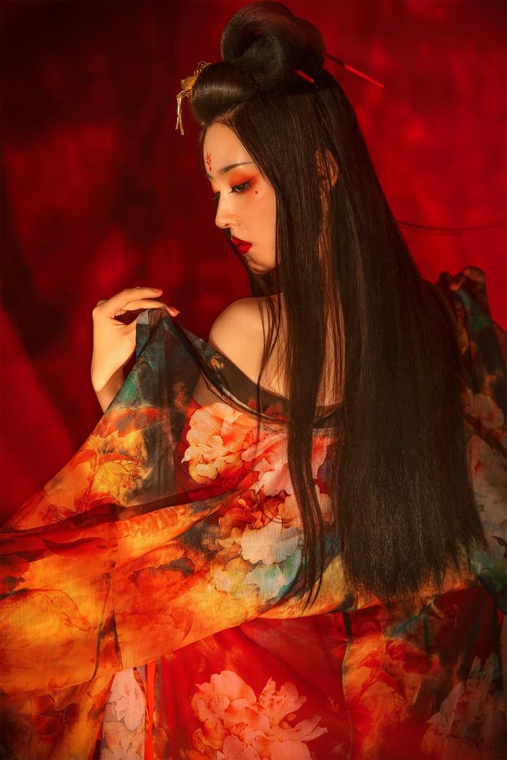 宽衣解带的唯美古装美女背影艺术写真照片