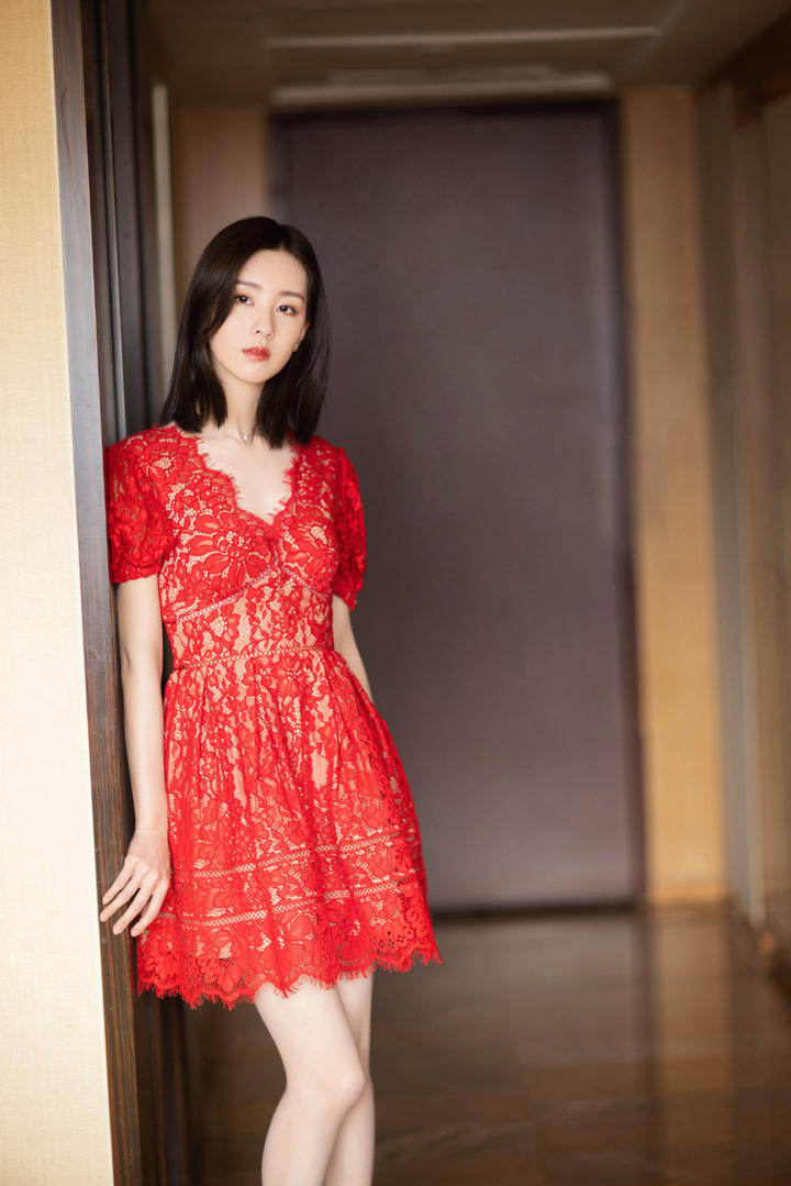 靠在门上的气质美女明星陈都灵图片